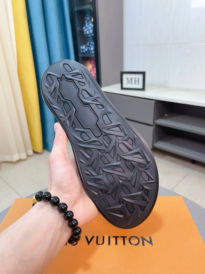 Men's shoes 💰260🌹🌹 (lv-Louis Vuitton) new men's sandals, high-end boutique, exquisite embossed logo decoration on the upper, fine workmanship, super soft soles, casual, loose and comfortable, a must-have in summer! \nsize：38-44